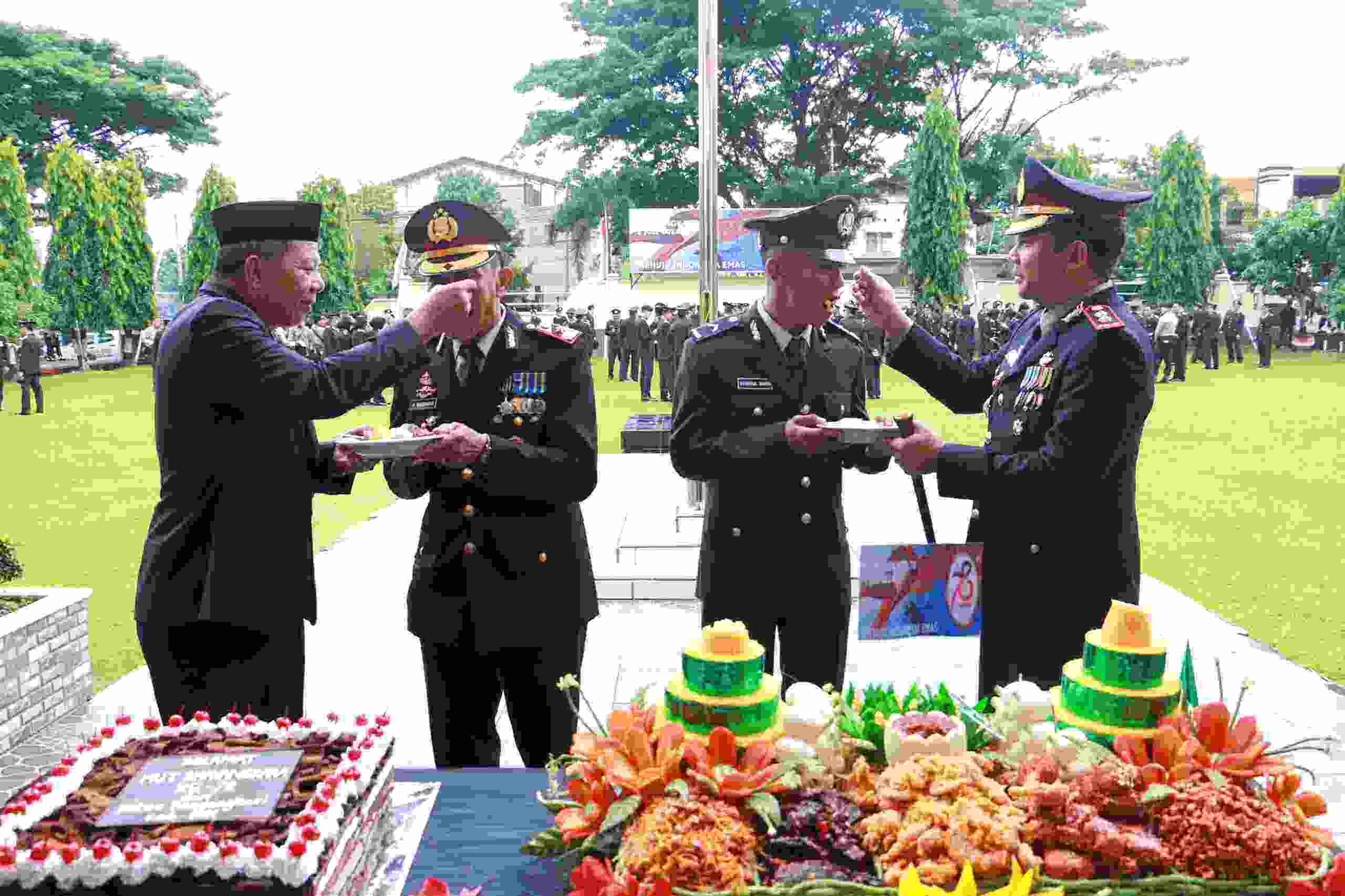 HUT Bhayangkara Ke 78 Personel Polres Bulukumba Disuap Nasi Tumpeng