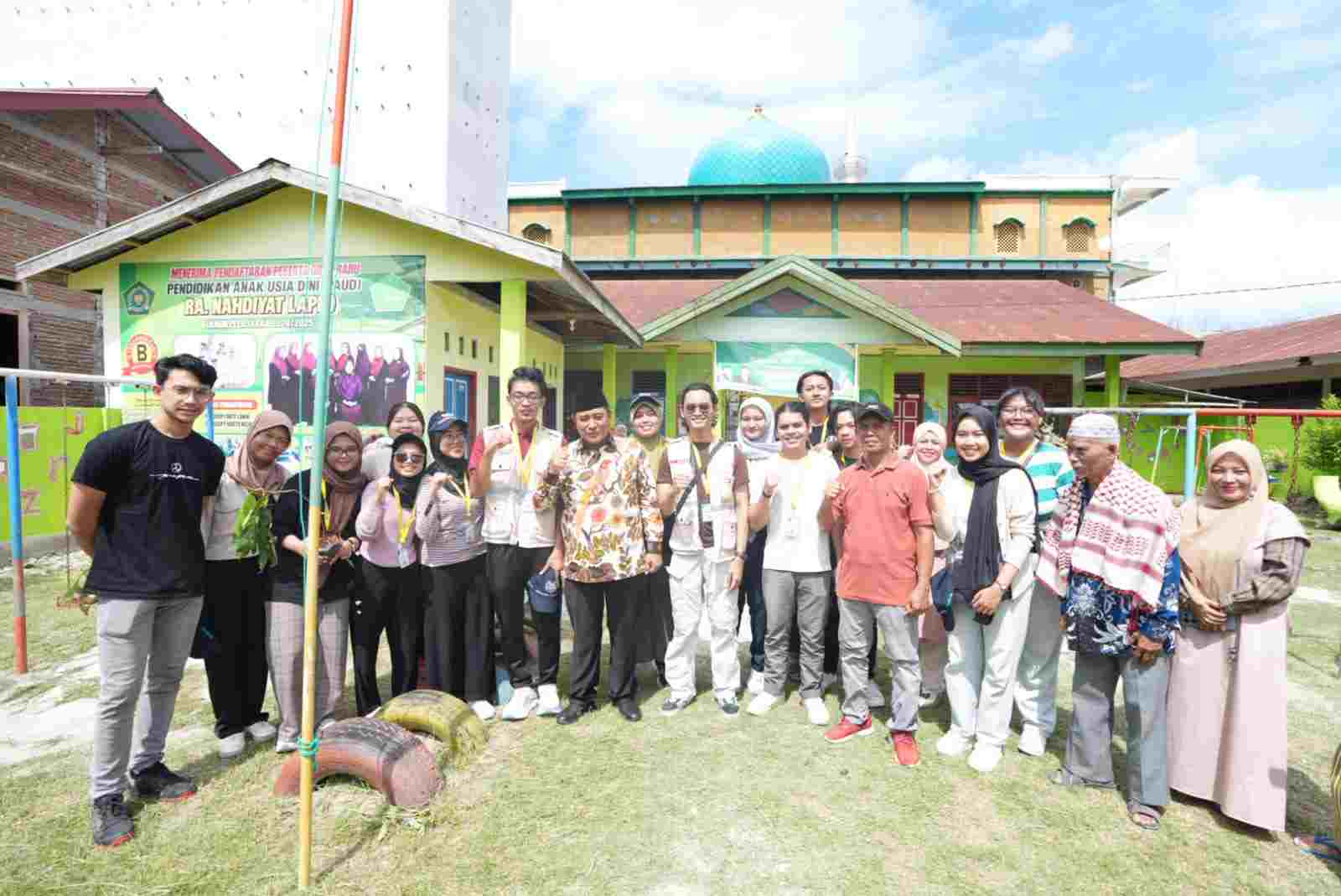 Pj Bahtiar Bersama Mahasiswa UGM Tanan Pohon Sukun. “Program ini menjawab ancaman krisis iklim, keren! 