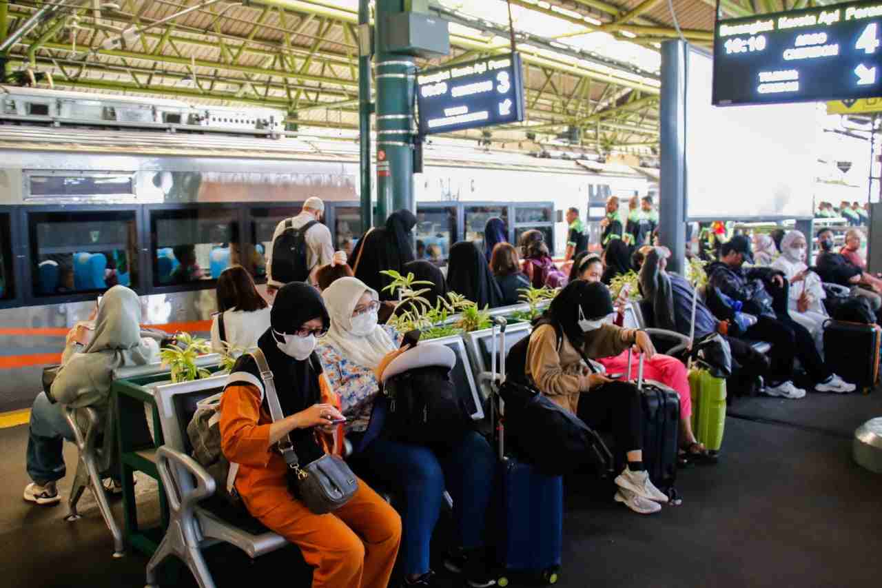 Ada Aksi Unjuk Rasa, 10 KA Keberangkatan Stasiun Gambir Diberhentikan di Stasiun Jatinegara