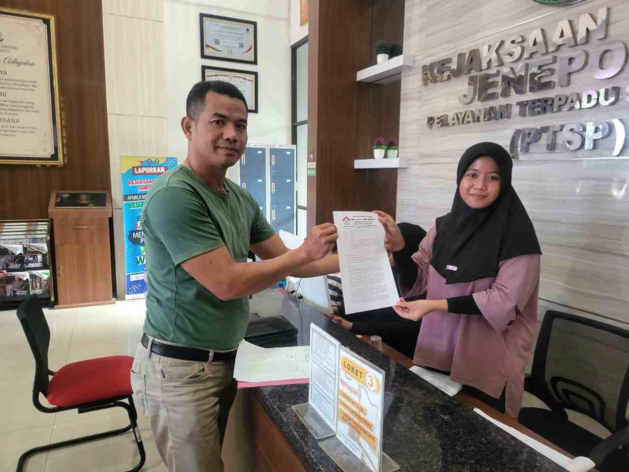Ketua LPK Sulsel Hasan Anwar saat melaporkan dugaan korupsi di Dinas PUPR Jeneponto di Kantor Kejaksaan Negeri Jeneponto, Jum'at (12/7/2024)