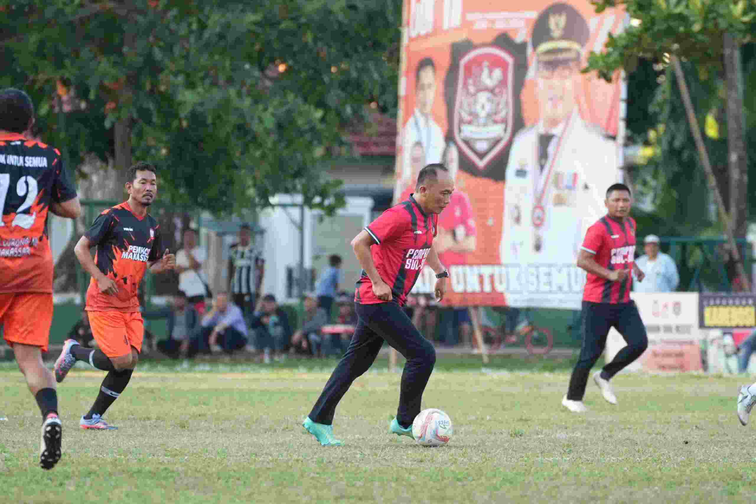 Tim Pemprov Sulsel Vs Tim Pemkot Makassar Eksibisi di Piala Walikota Cup