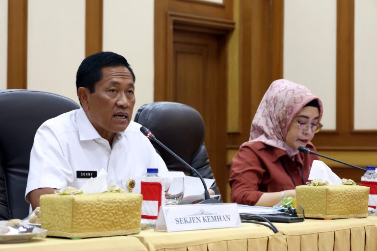 Plt Sekretaris Jendral (Sekjen) Kementerian Pertahanan Donny Ermawan Taufanto membuka Sosialisasi dan Bimbingan Teknis Penyusunan Formasi Jabatan Fungsional Aparatur Sipil Negara (ASN) Kemhan, UO Mabes TNI dan UO Angkatan, di Gedung Jenderal Urip Sumohardjo Kemhan, Jakarta, Senin (22/7/2024).