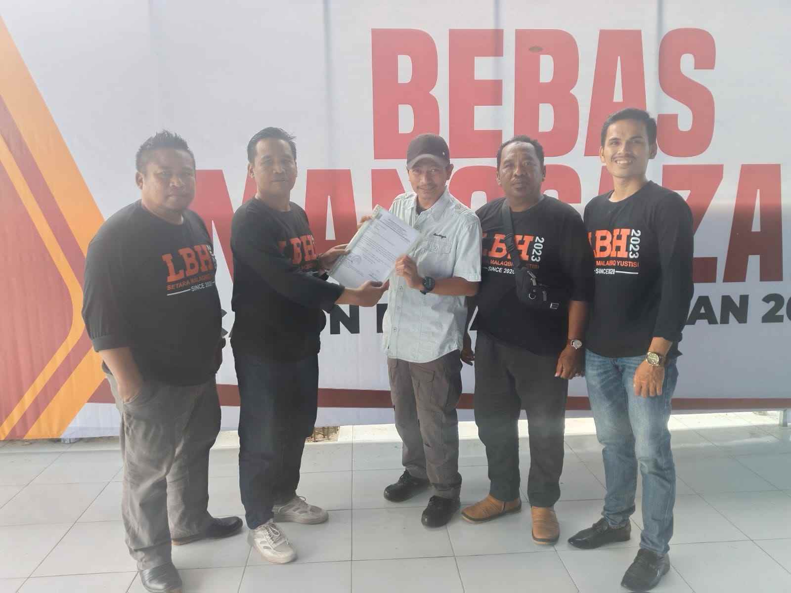 Lembaga Bantuan Hukum (LBH) mengatasnamakan Relawan Setara Malaqbiq menyatakan sikap mendukung Andi Bebas Manggazali dan Siti Rahmawati sebagai calon bupati dan wakil calon bupati Polewali Mandar. (Ist)