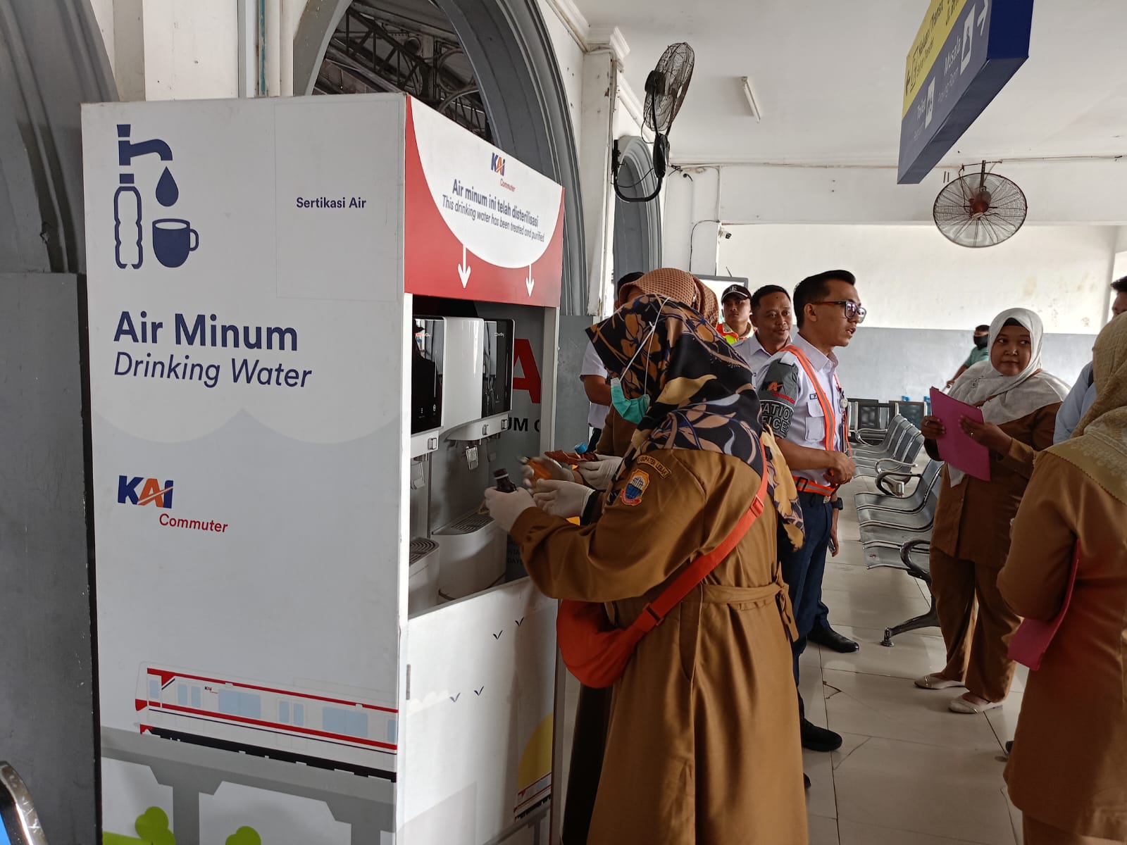 Tingkatkan Pelayanan, KAI Daop 1 Jakarta Sediakan Mesin Air Minum Gratis Dibeberapa Stasiun