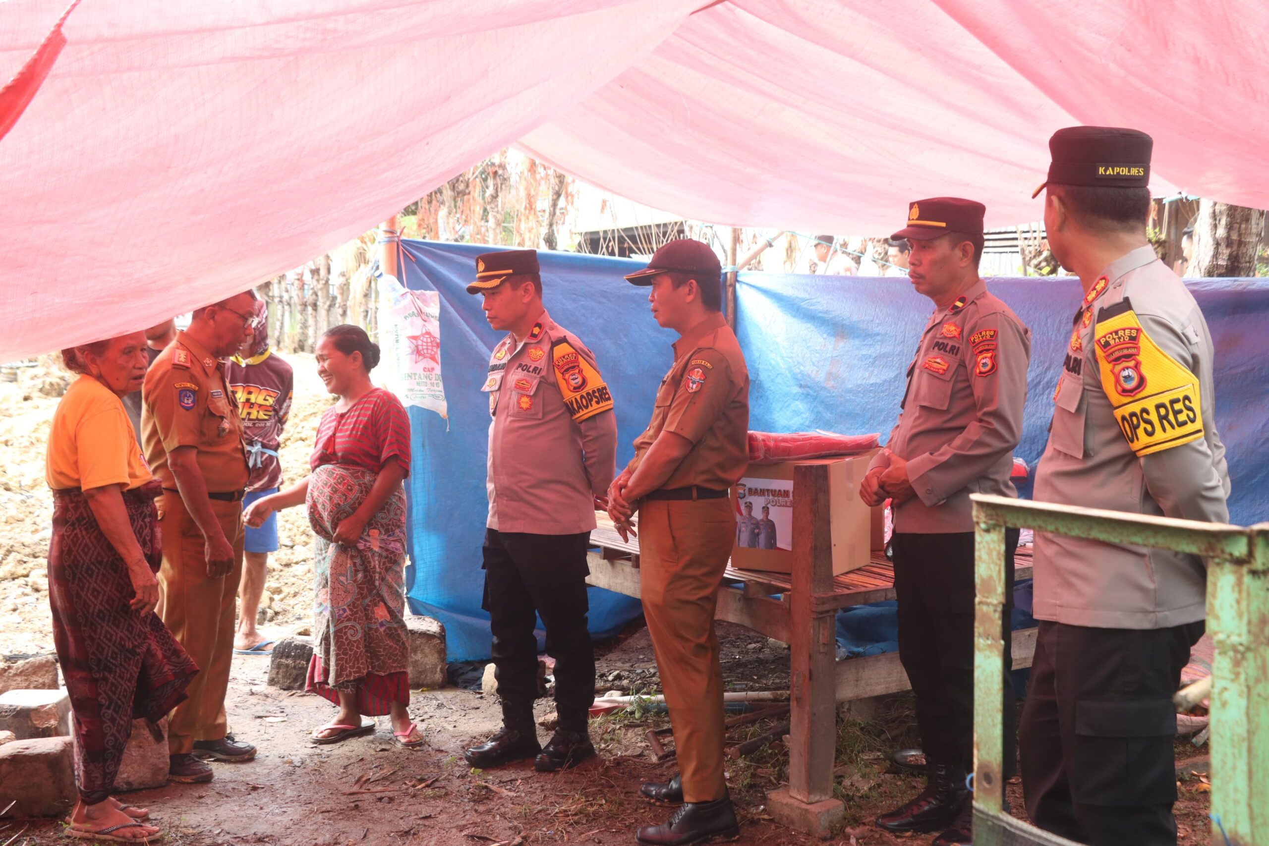 Kapolres Wajo Serahkan Bantuan Sosial Pada Korban Kebakaran di Buloe
