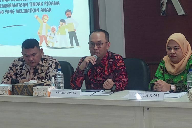 Kepala Pusat Pelaporan Analisis Transaksi Keuangan (PPATK) Ivan Yustiavandana (Tengah) Bersama Ketua KPAI Ai Maryati (Kanan) Saat Konferensi Pers di Kantor KPAI