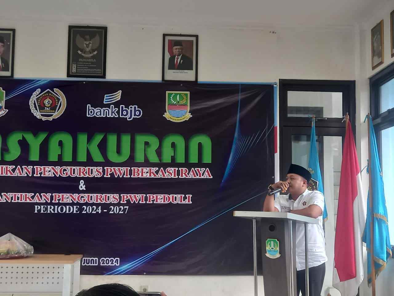 Ketua PWI Bekasi Raya Ade Muksin Saat Memberikan Sambutan Dalam Acara Tasyakuran Pelantikan Pengurus PWI Bekasi Raya dan PWI Peduli Periode 2024 2027