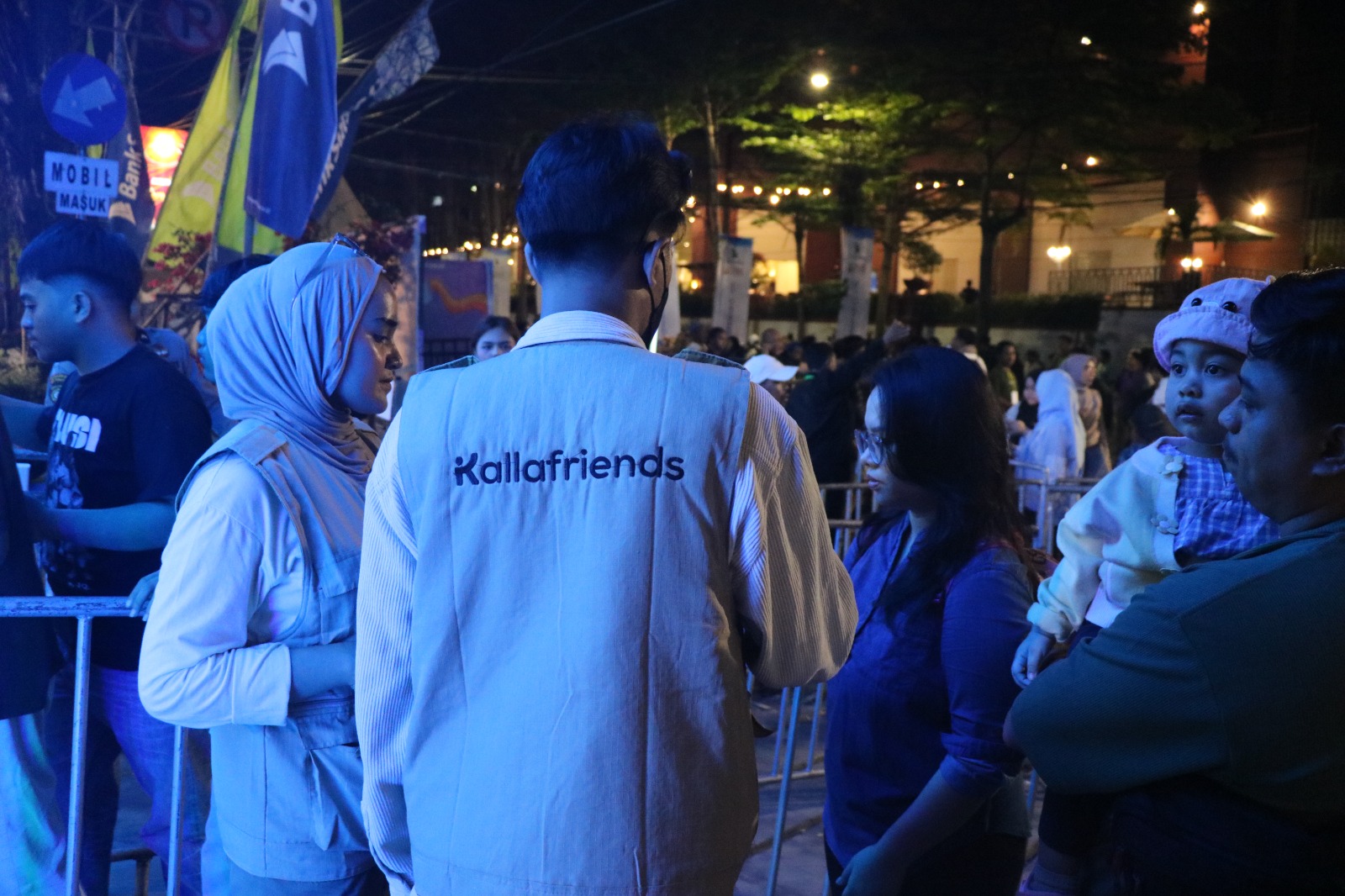 Kru Kalla Saat Melayani Pengunjung Untuk Transaksi Tiket Masuk Event F8 Makassar