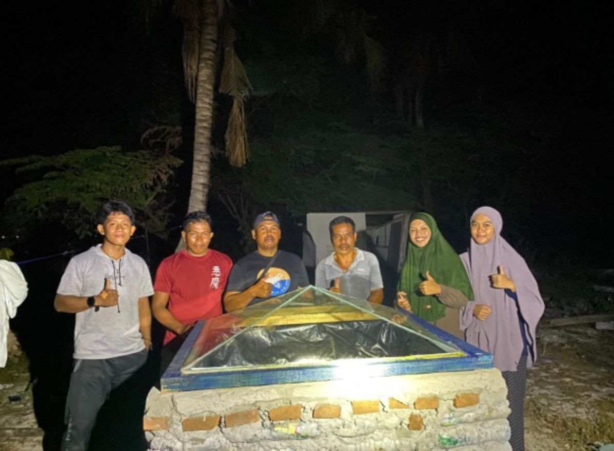 Mahasiswa UNM Laksanakan Program Ecobrick dan Destilasi Air Laut di Takalar