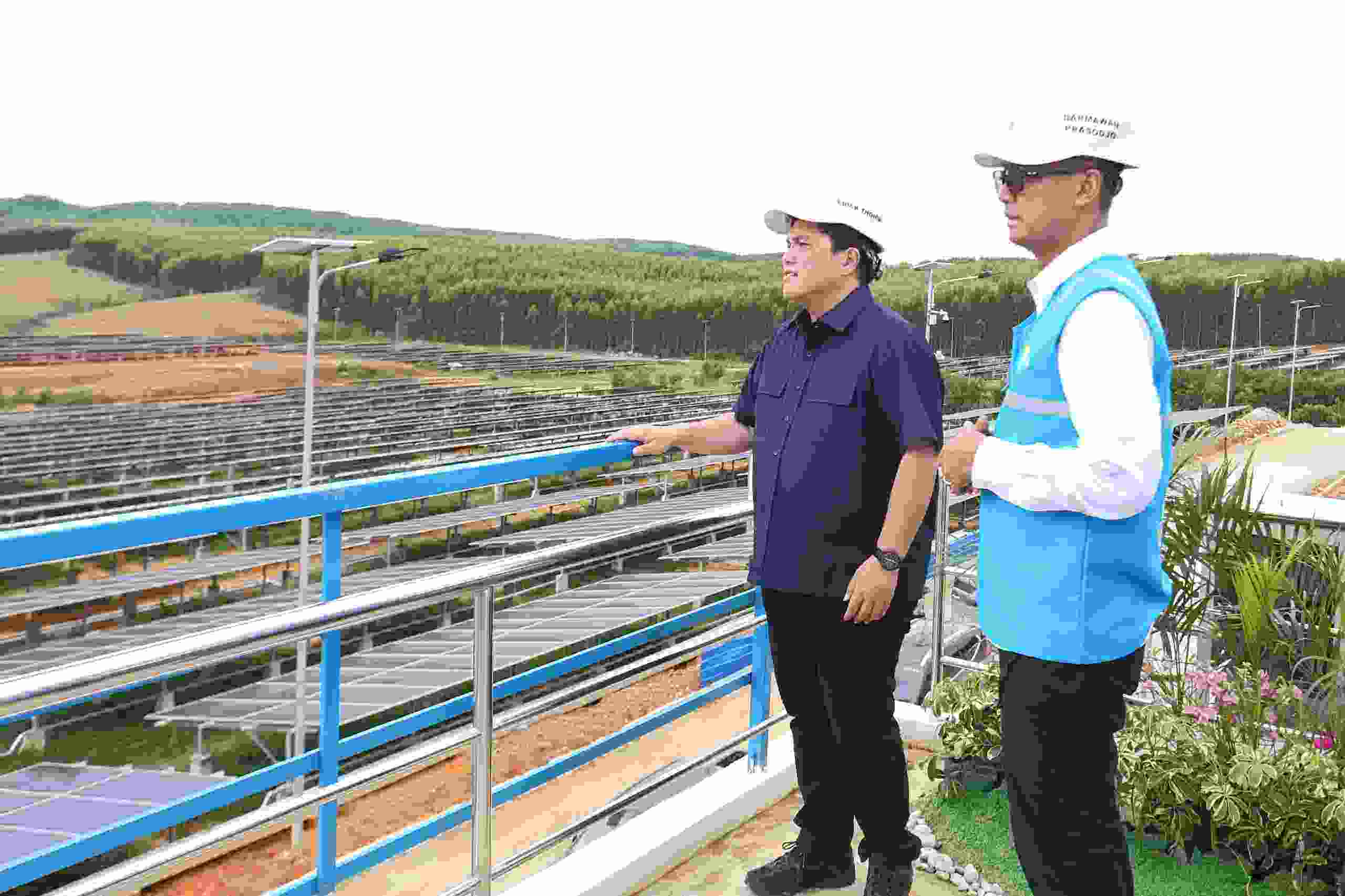 Menteri BUMN Erick Thohir dan Dirut PLN Darmawan Prasodjo Saat Meninjau Lokasi PLTS di IKN