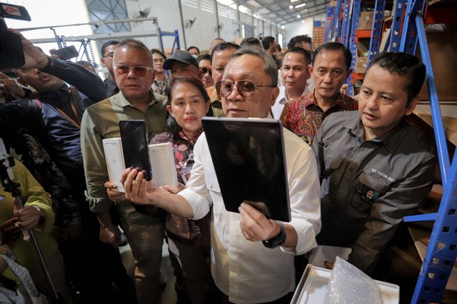 Menteri Perdagangan Zulkifli Hasan (Zulhas) Melakukan Inspeksi Mendadak (Sidak) Barang Impor Ilegal
