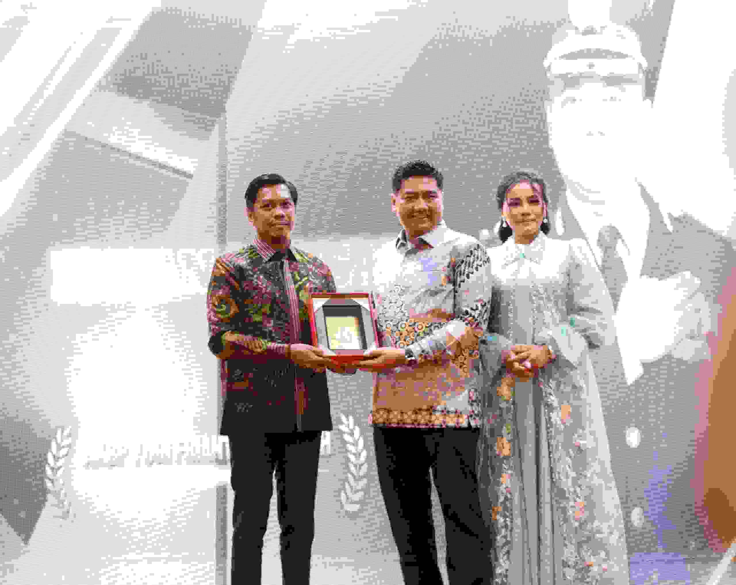 PJ Sekda Makassar Firman Pagarra Berikan Cenderamata Kepada AKBP Yudi Frianto Dalam Acara Kenal Pamit Kepala Polisi Resort (Kapolres) Pelabuhan Makassar