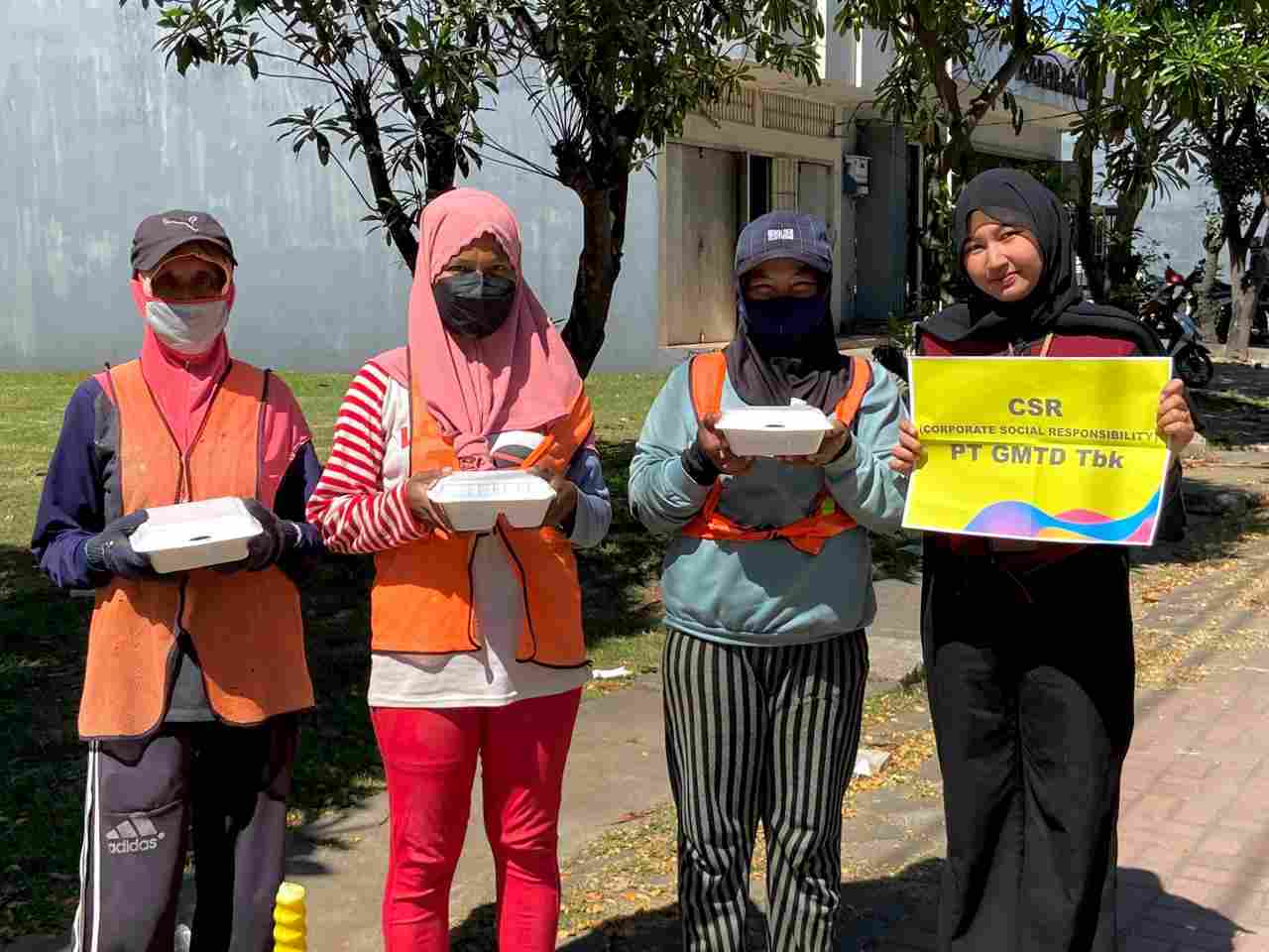 PT GMTD Gelar CSR Berbagi 100 Nasi Box di Kawasan Tanjung Bunga