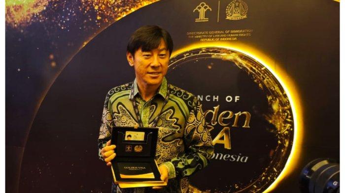 Presiden Jokowi Serahkan Golden Visa Pada Shin Tae Yong