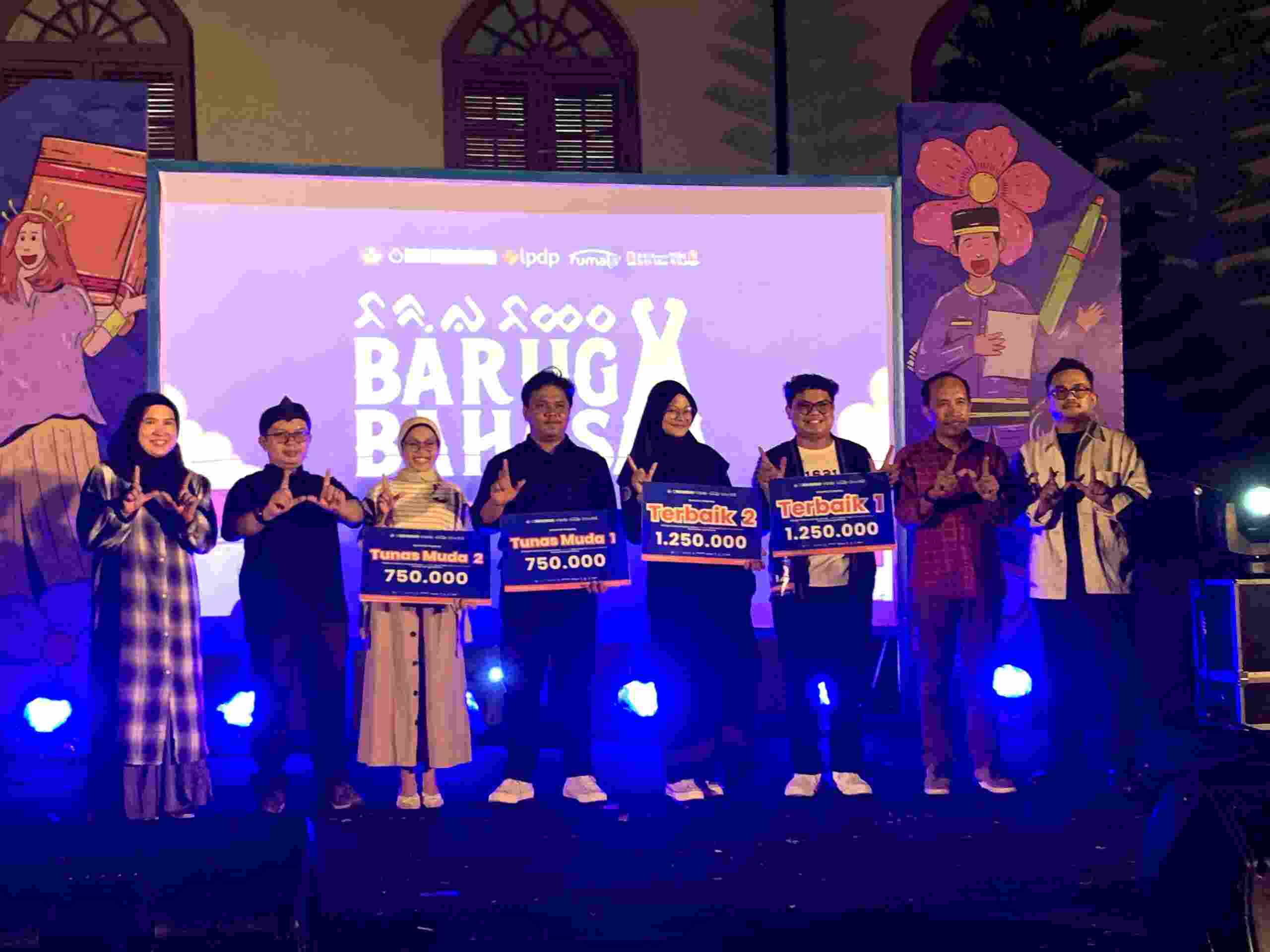 Pemenang Lomba Puisi Berbahasa Daerah Tingkat Mahasiswa atau Umum Festival Baruga Bahasa di Benteng Rotterdam