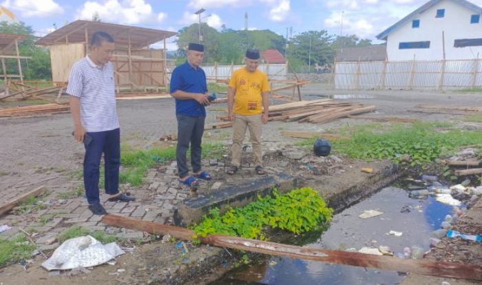 Pemkab Selayar Lakukan Pembersihan Sampah di Saluran Air