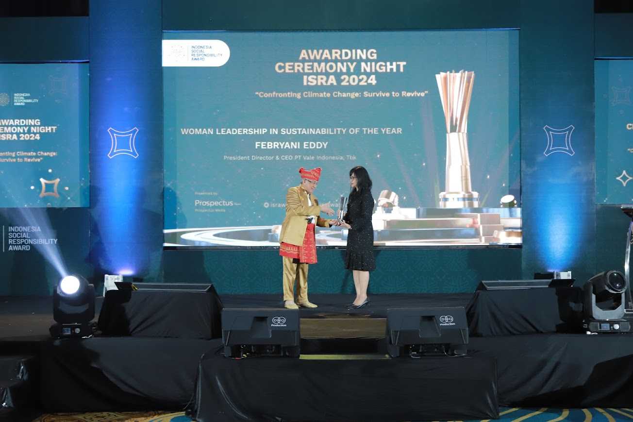 Penyerahan Penghargaan Indonesia Social Responsibility Women in Sustainability Leadership of the Year Pada PT Vale Indonesia