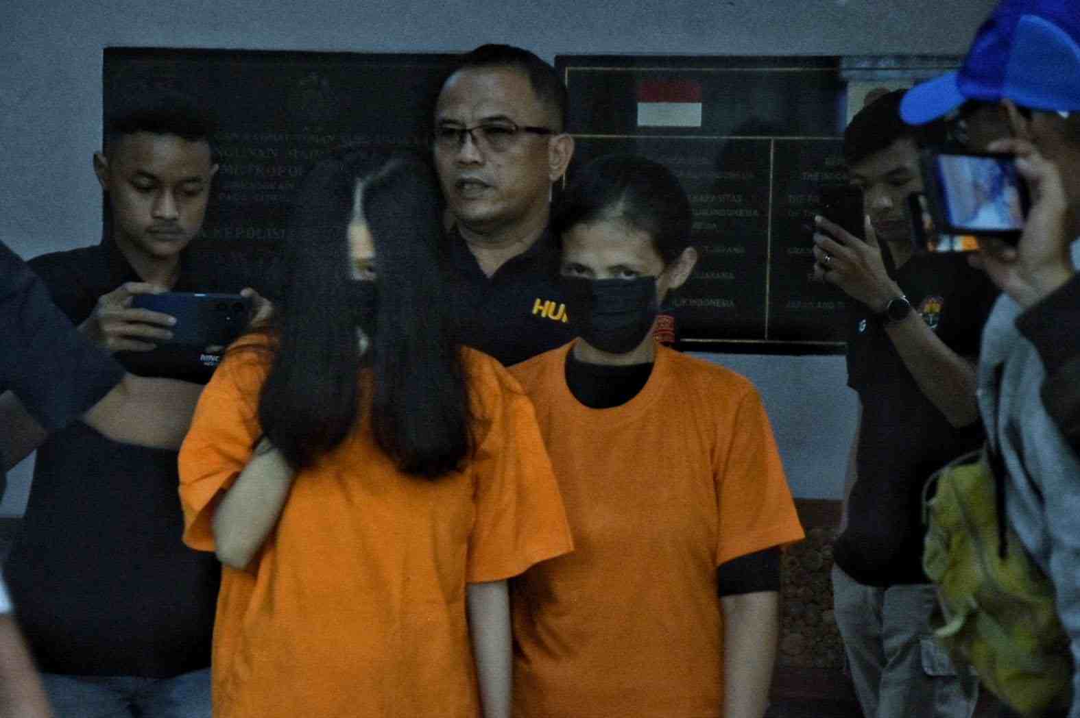Petugas Kepolisian Menggiring Kedua Pelaku Saat Ungkap Kasus di Kantor Polres Metro Bekasi