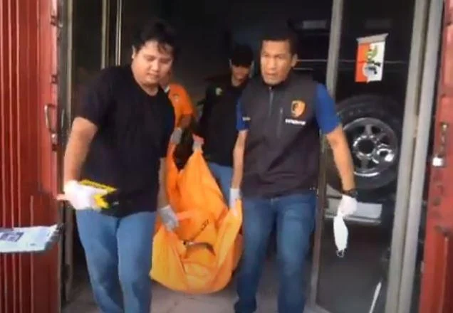 Polisi Saat Mengevakuasi Jasad Santri Makassar Yang Terjatuh Dari Lantai 4 Ruko Saat Terima Tantangan Parkour Dari Teman Sebayanya