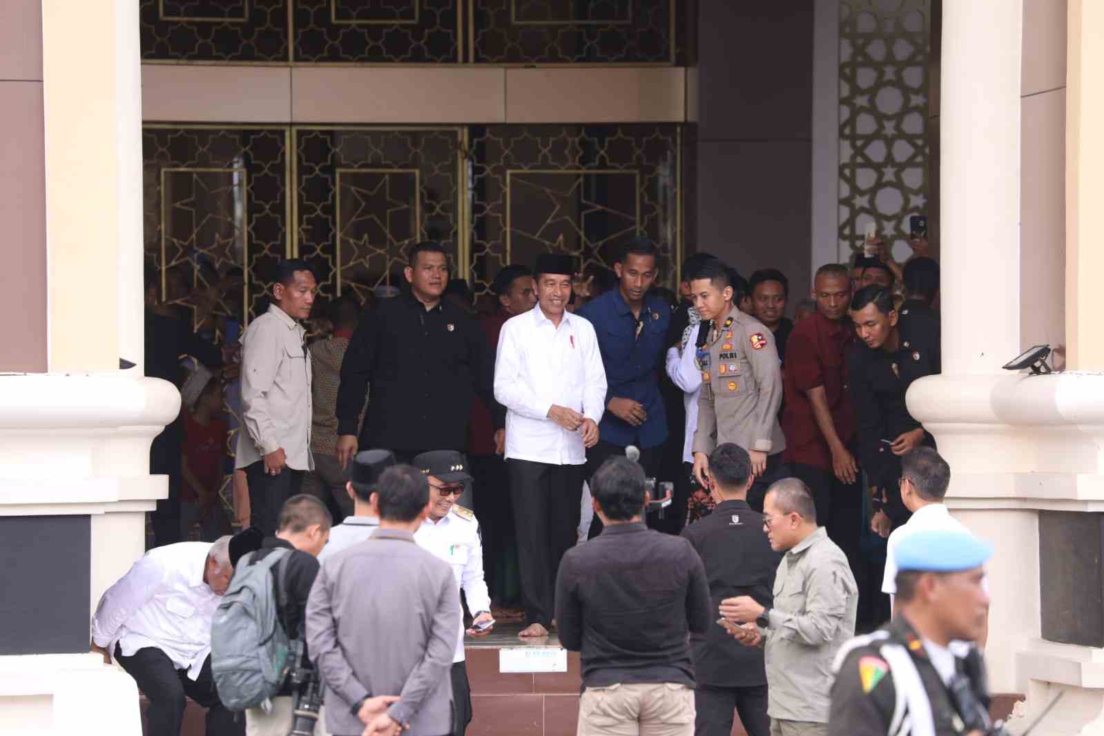 Presiden Joko Widodo Saat Berada di Masjid Syekh Abdul Gani Bantaeng Laksanakan Salat Jumat