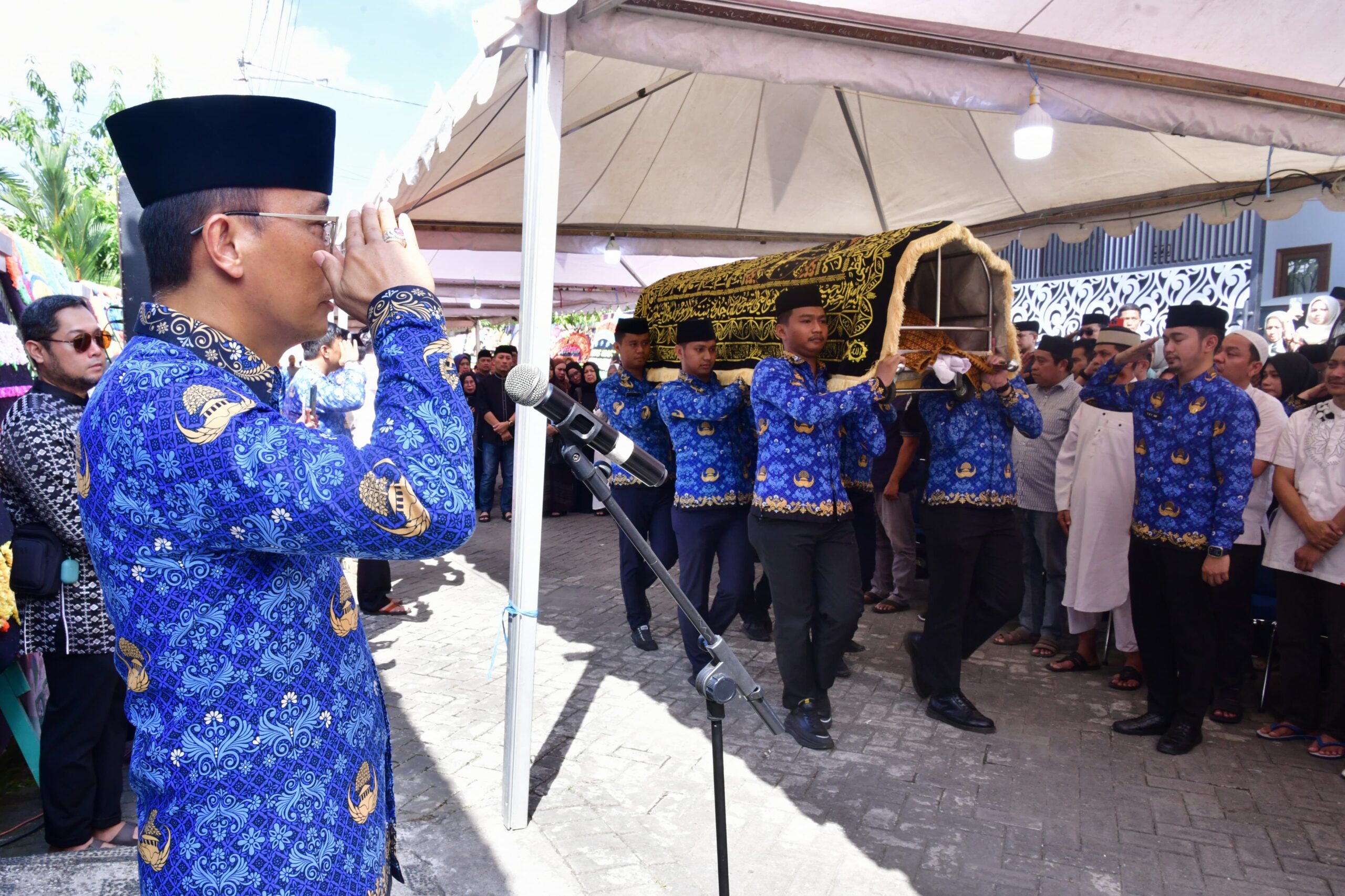 Prof Zudan Arief Fakrulloh Saat Memberikan Penghormatan Terakhir Pada Ardiles Saggaf Kadis Tenaga Kerja dan Transmigrasi Pemprov Sulsel