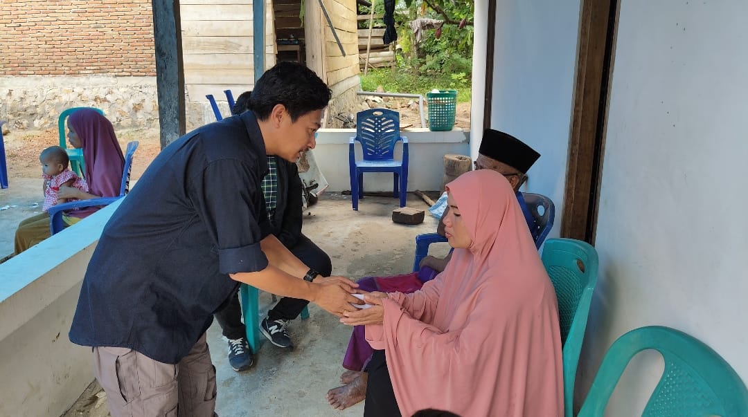 Relawan Bebas Salurkan Bantuan Pada Korban Kebakaran di Desa Tuttula