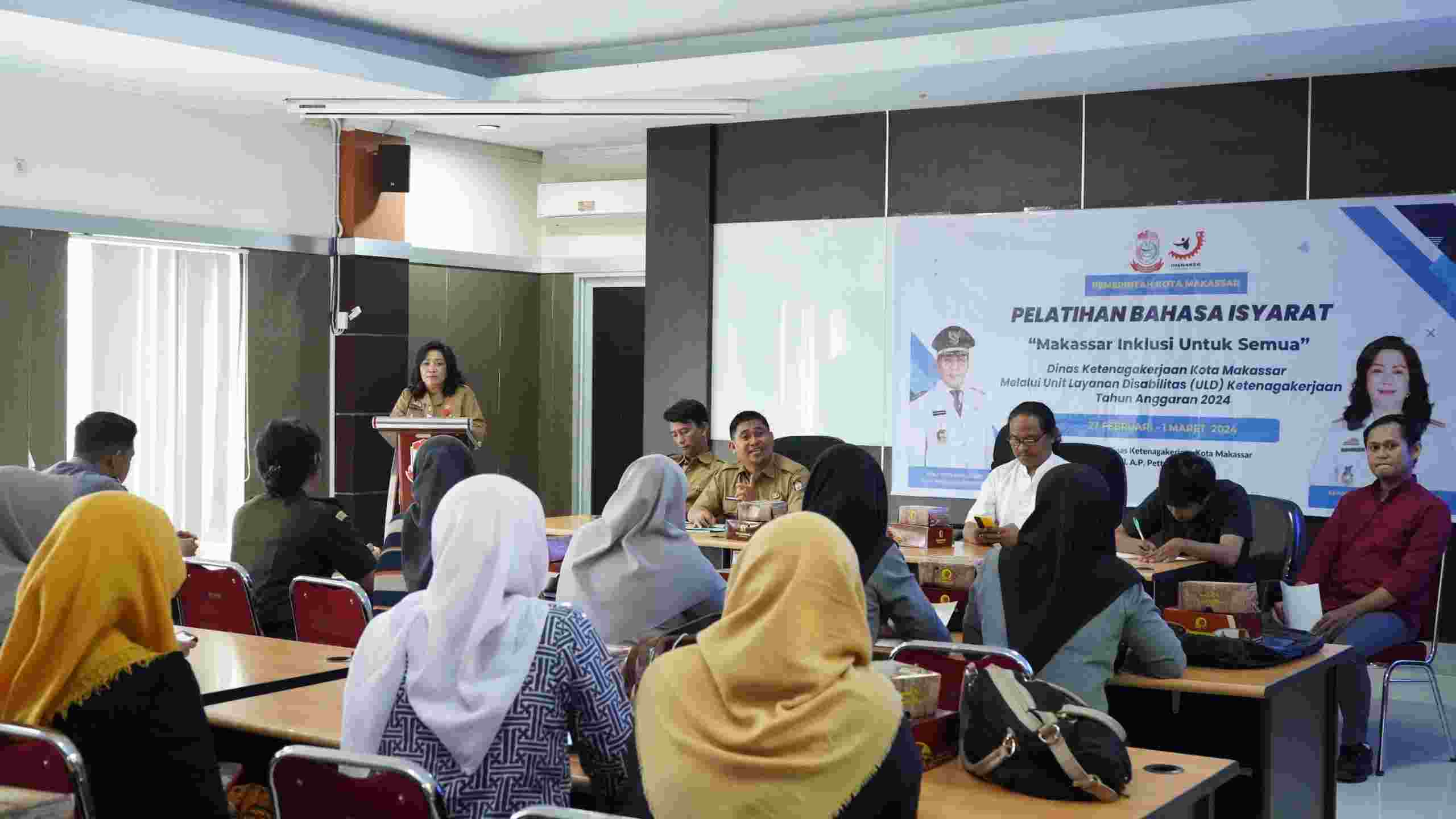 Salah Satu Program Dinas Ketenaga Kerjaan Kota Makassar Menyelenggarakan Kelas Bahasa Isyarat