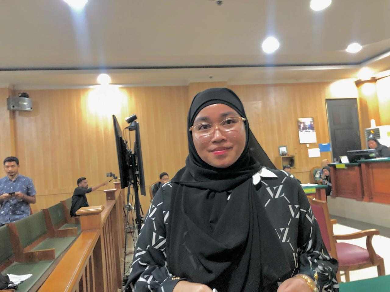 Sosok Eliya Gabrina Bachmid Saat Memberikan Kesaksian Dalam Kasus Suap dan Gratifikasi Gubernur Ternate di Pengadilan Negeri Ternate