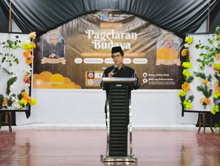 Wabup Selayar Saat Beri Sambutan Pada Acara Pagerlaran Budaya SMA Negeri 1 Selayar