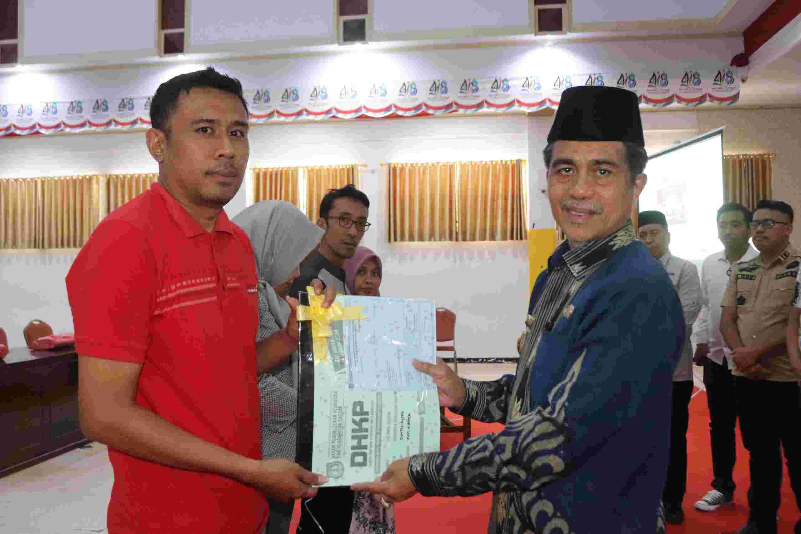 Wabup Selayar Serahkan PBB P2 Tahun 2024 Kepada Lurah dan Kades scaled