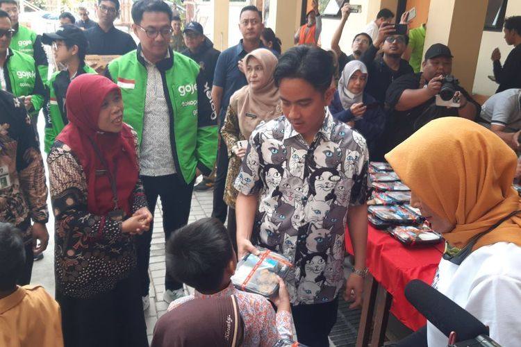 Wakil Presiden Terpilih Gibran Rakabuming Raka Saat Meninjau Uji Coba Makan Gratis di SDN Tugu