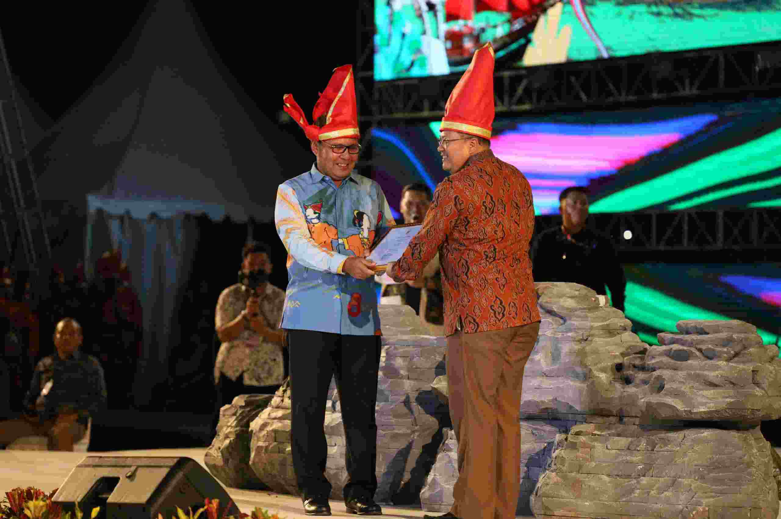 Wali Kota Danny Pomanto (Kiri) dan Staf Ahli Menteri Bidang Inovasi dan Kreativitas Kemenparekraf RI Restog Krisna Kisuma (Kanan) Saat Pagelaran Event F8 Makassar