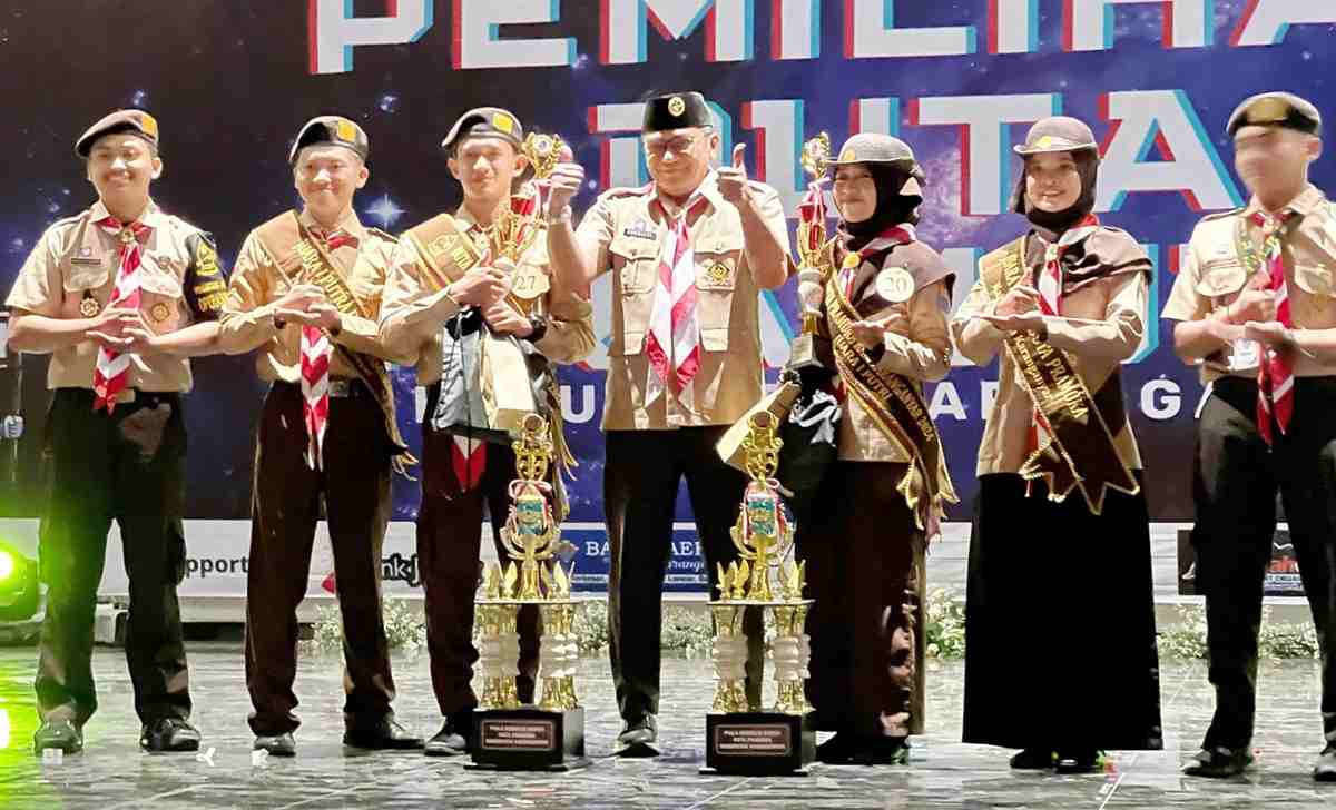 Mukti Cahyo Kusuma dan Nadia Hafidz Az-Zahra berfoto bersama Ketua Kwarcab Karanganyar, Kurniadi Maulato, pada malam penganugerahan Pemilihan Duta Pramuka Karanganyar 2024, Sabtu (20/7).