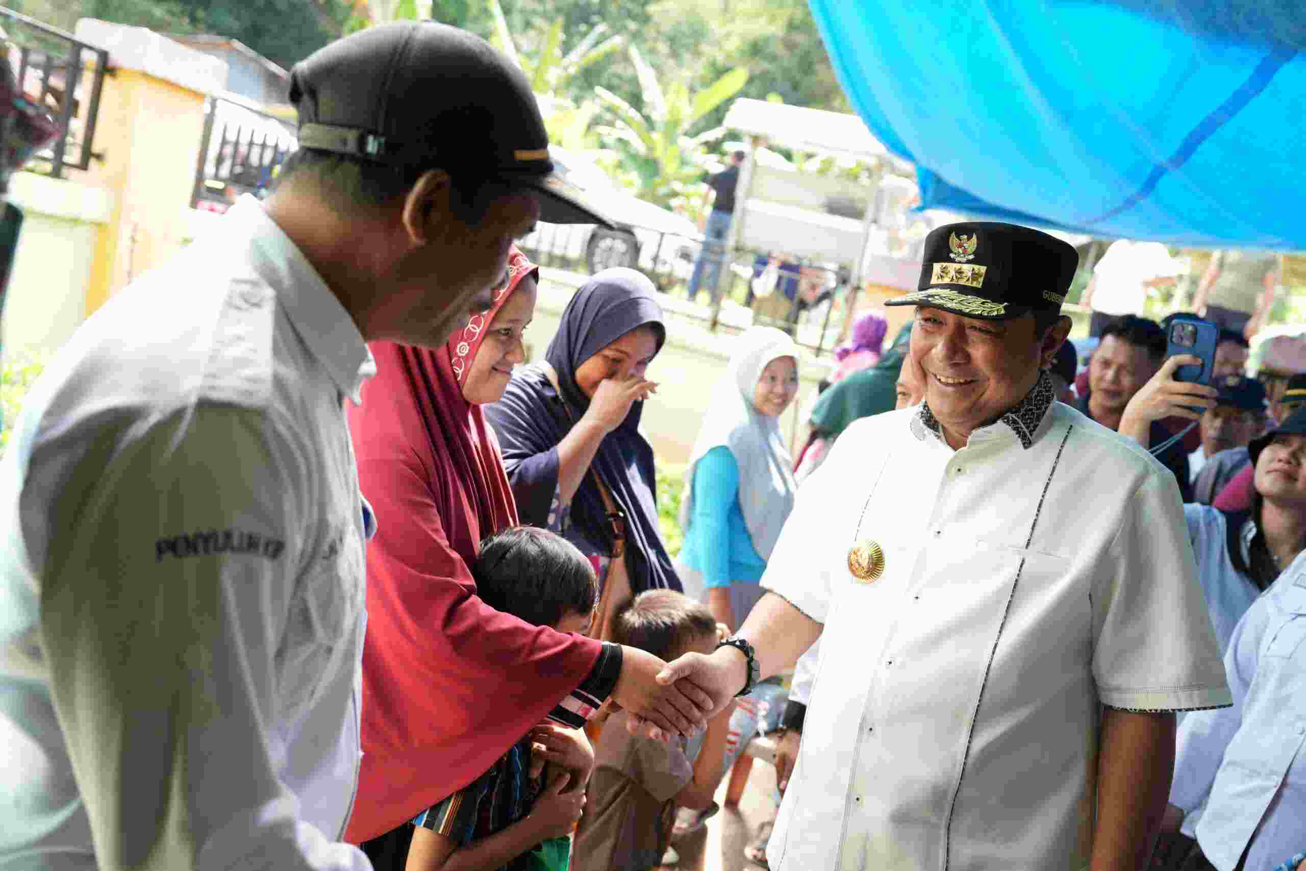PIN Polio 2024 di Aralle, Pj Gubernur Sulbar Serahkan Vaksin ke Warga