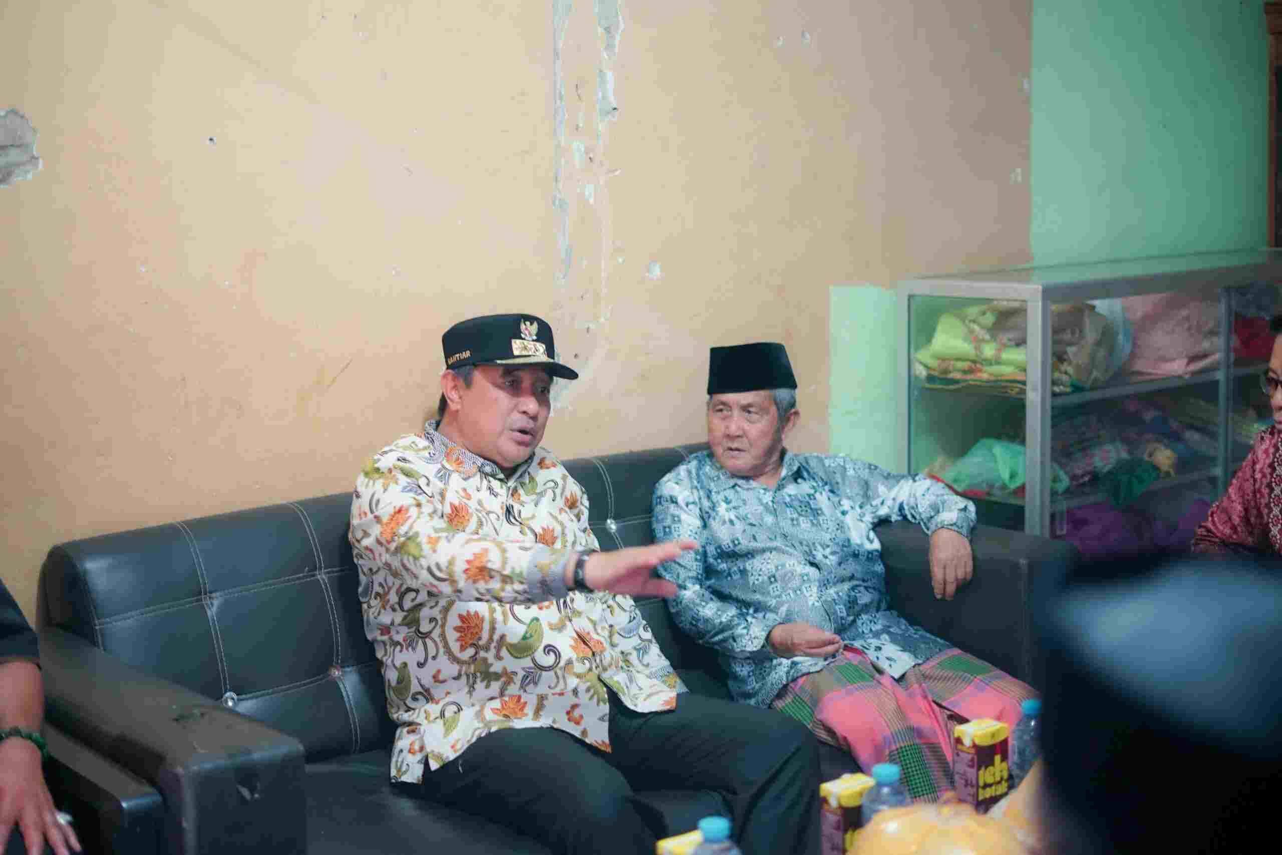 Pj Gubernur Sulbar Lanjutkan Penyaluran Sembako dan Bibit ke Desa Botteng Mamuju