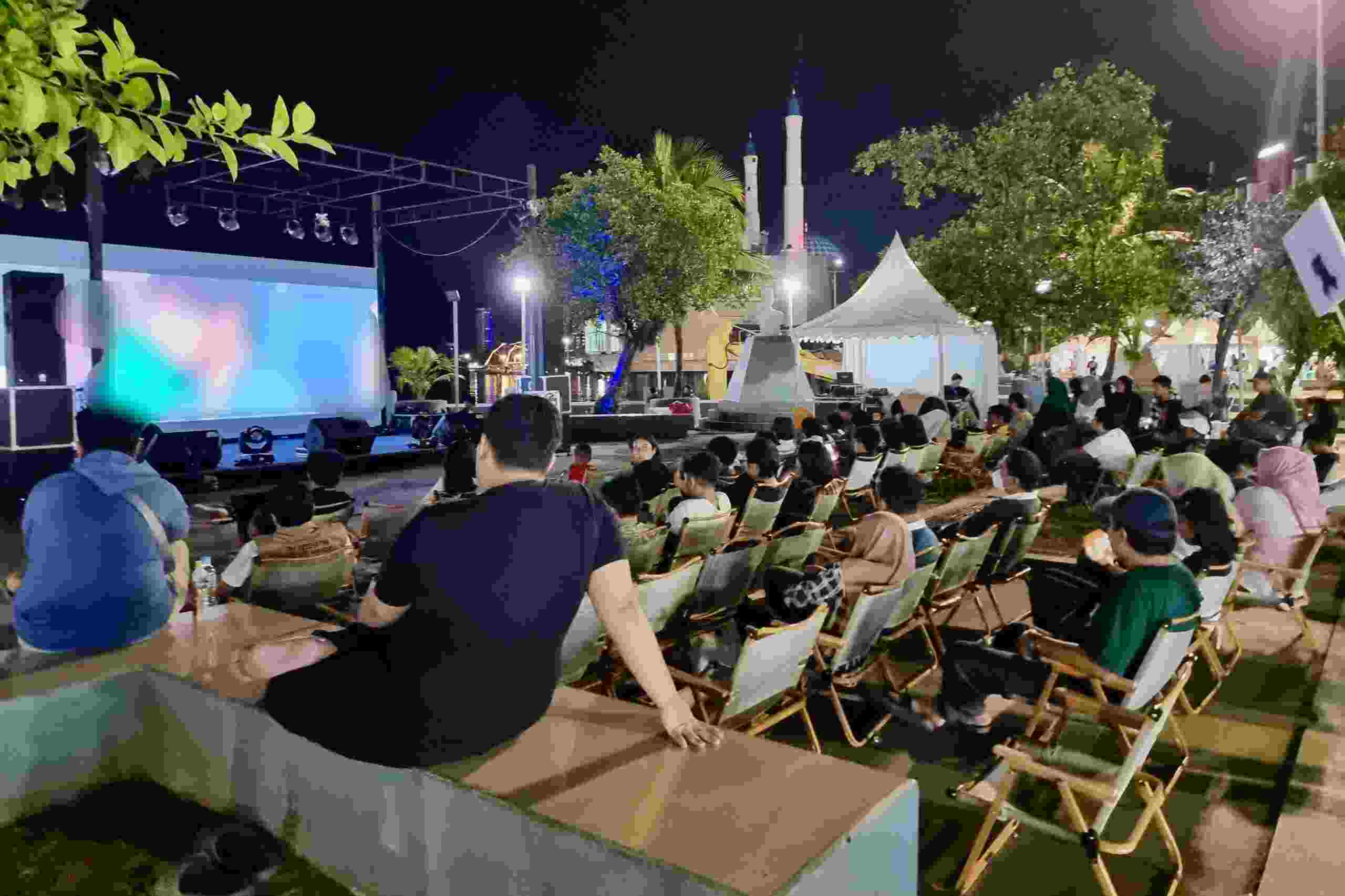 Zona 2 F8 Makassar Berlangsung Meriah Pengunjung Nobar Film Sambil Nikmati Kuliner Pisang Epe