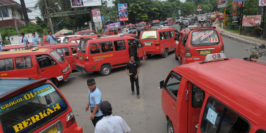 angkutan umum di bekasi dan bogor tetap beroperasi