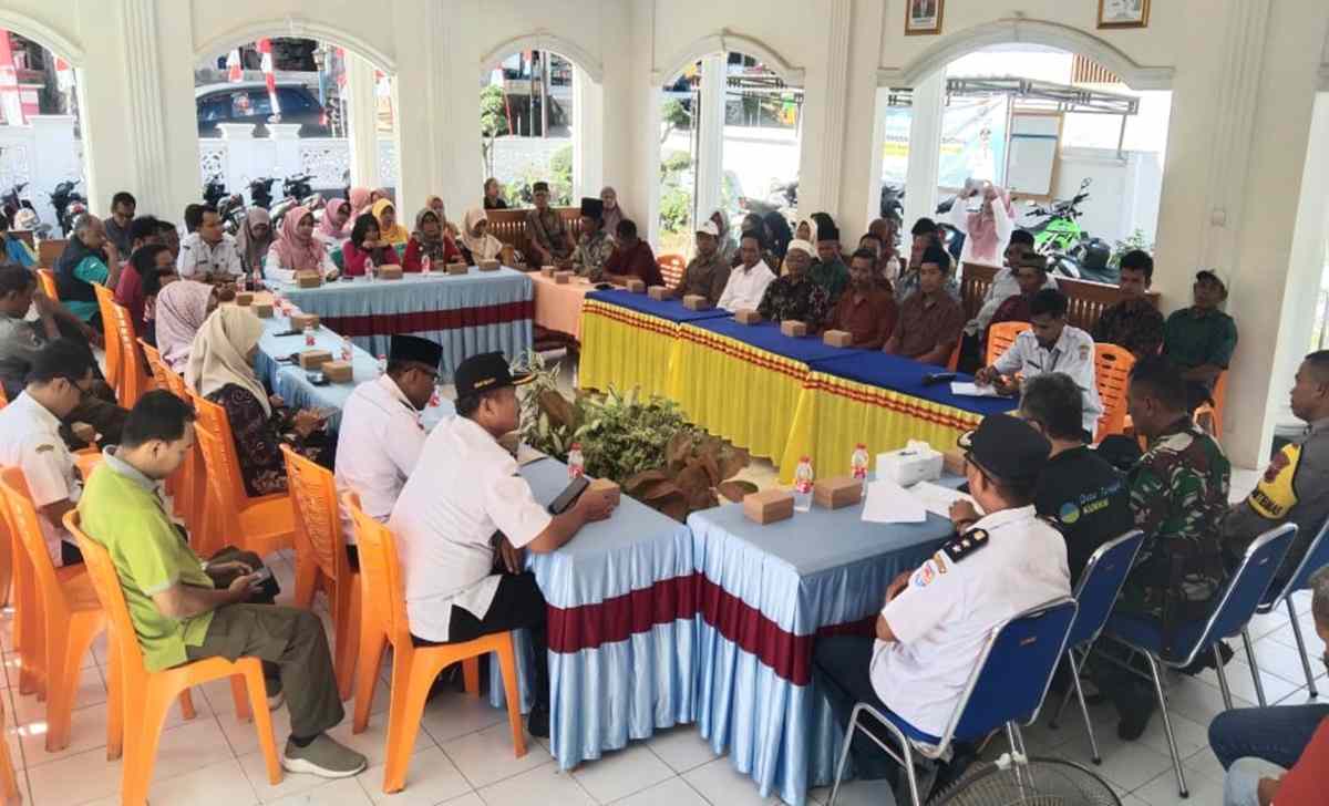 jelang upacara pembukaan tmmd danramil dan camat jeruklegi gelar rapat teknis