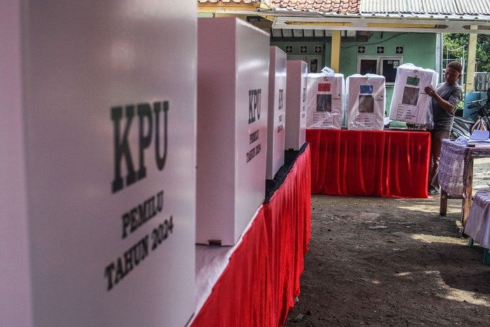 melihat persiapan tps pemilu di bogor 2