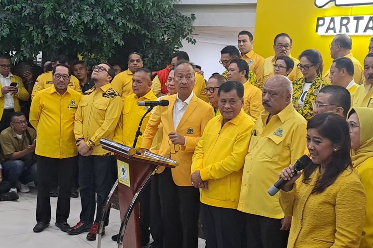 - Agus Gumiwang Kartasasmita (AGK) telah secara resmi diangkat sebagai Pelaksana Tugas atau Plt Ketua Umum Partai Golkar