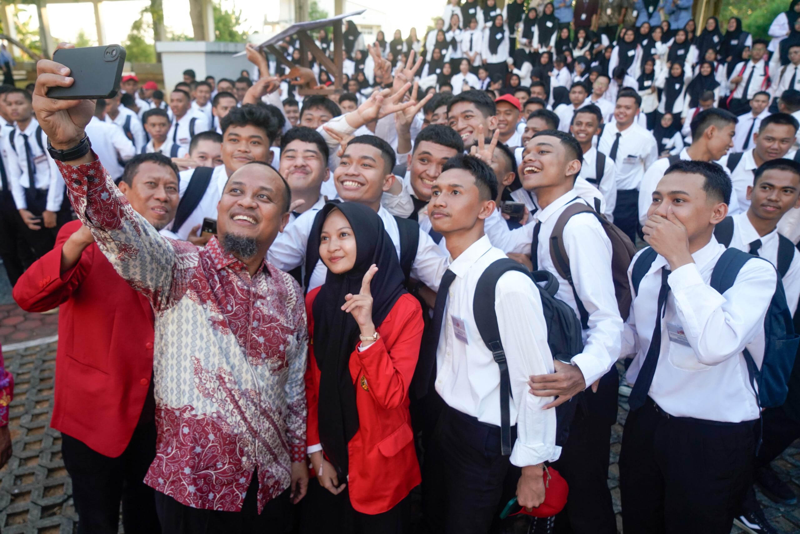 Andi Sudirman Sulaiman Saat Berfoto Bersama Dengan Mahasiswa Baru di FT Unhas