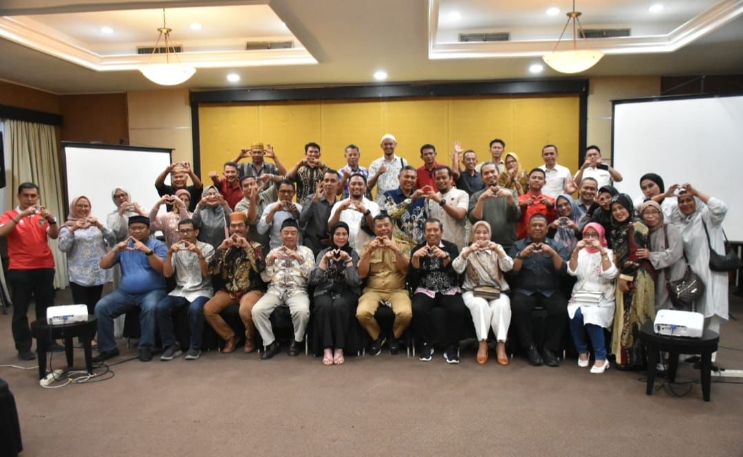 Andi Utta Saat Foto Bersama Dengan Masyarakat Bulukumba di Kalimantan Timur