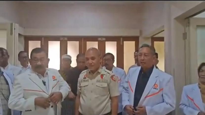 Anggota Dewan Pakar PKS Kembalikan Jas dan Pin Partai Usai Mundur Dari Keanggotaan Partai