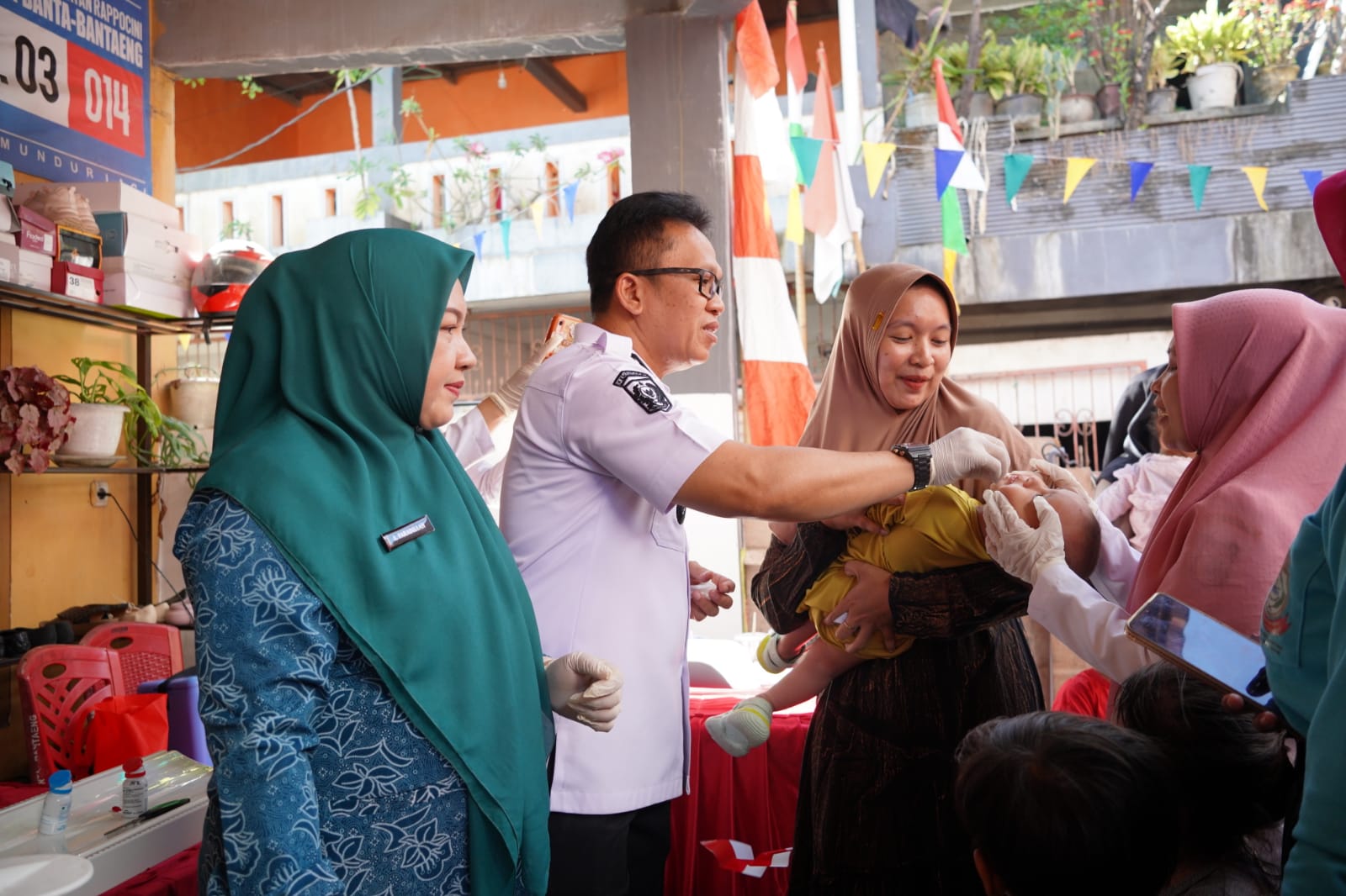 Camat Rappocini M Aminuddin Saat Menghadiri Pelaksanaan Imunisasi PIN Polio Lanjutan di Puskesmas Kassi Kassi