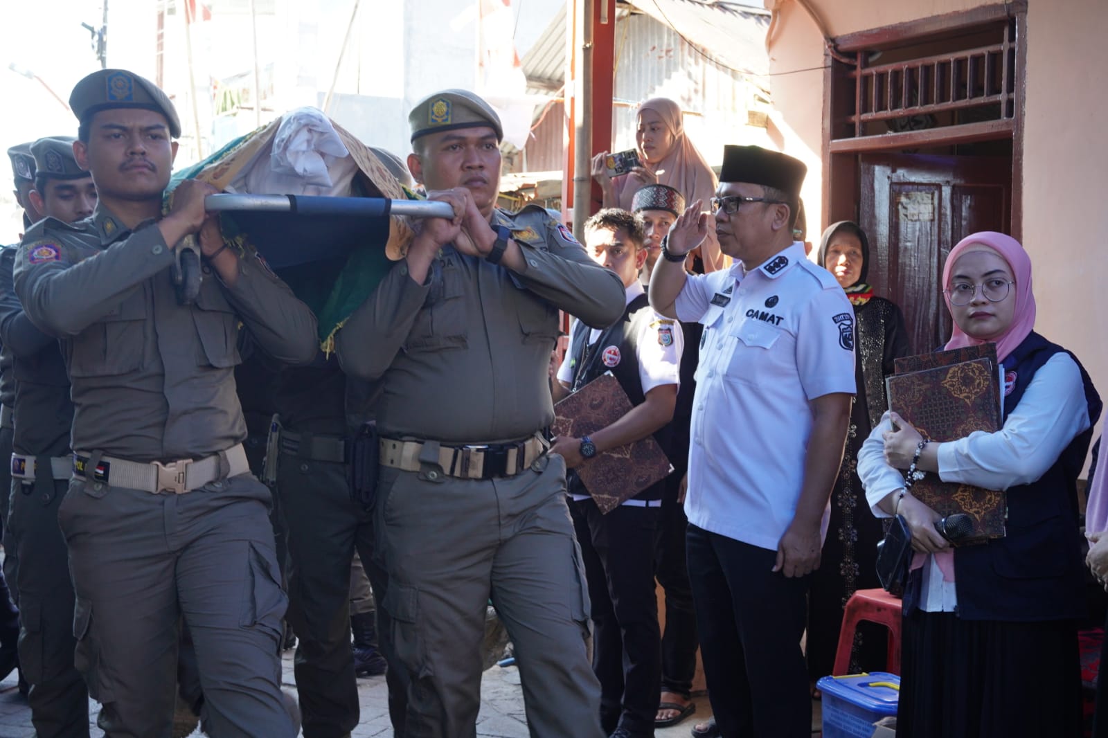 Camat Rappocini M Aminuddin Saat Memberikan Penghormatan Terakhir Pada Salah Satu Staf Kelurahan Ballaparang Almarhum Syamsul Kamar bin Maknun Yang Meninggal Dunia