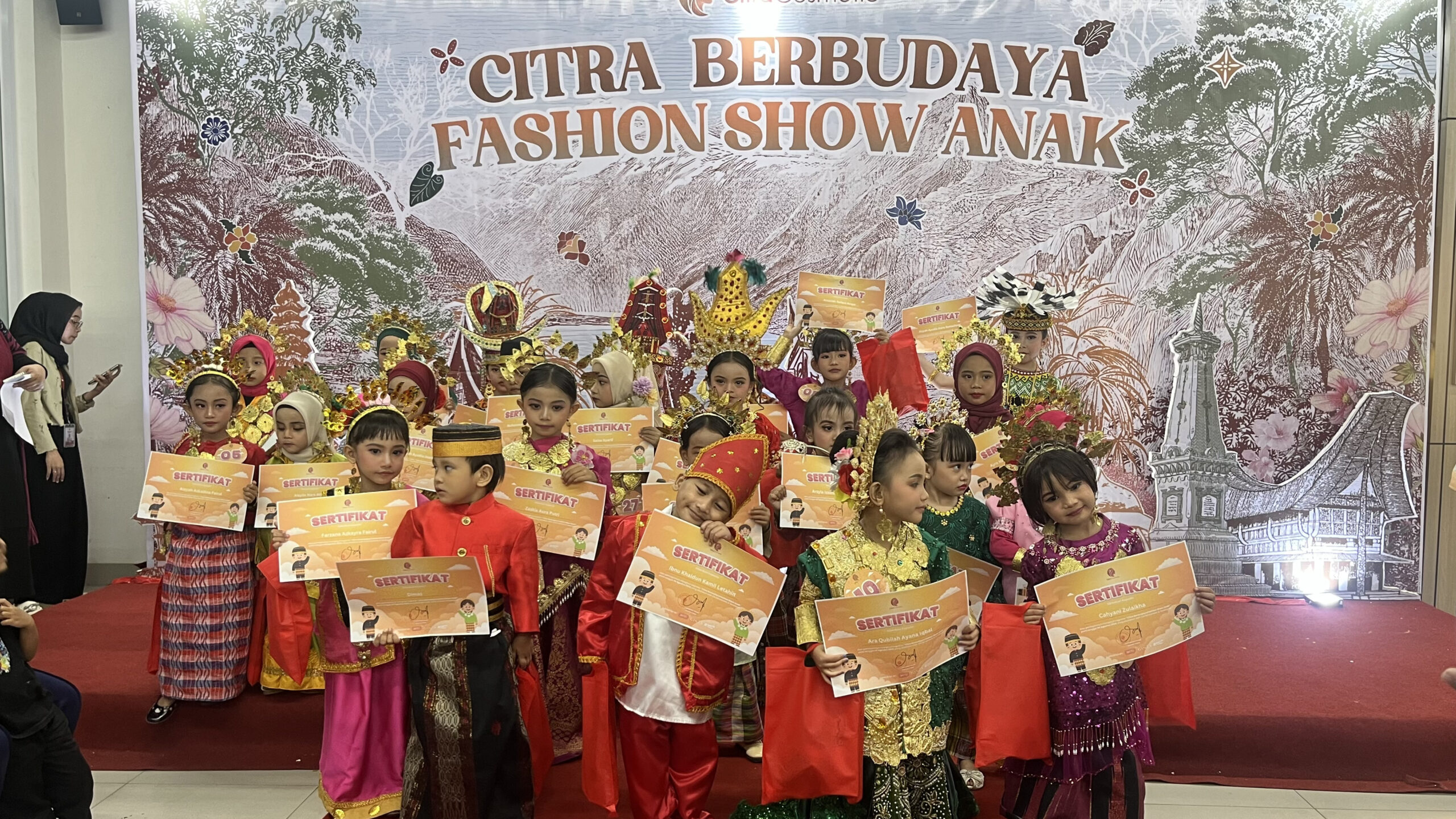 Fashion Show CitraCosmetic : 33 Anak Kenakan Busana Adat Nusantara
