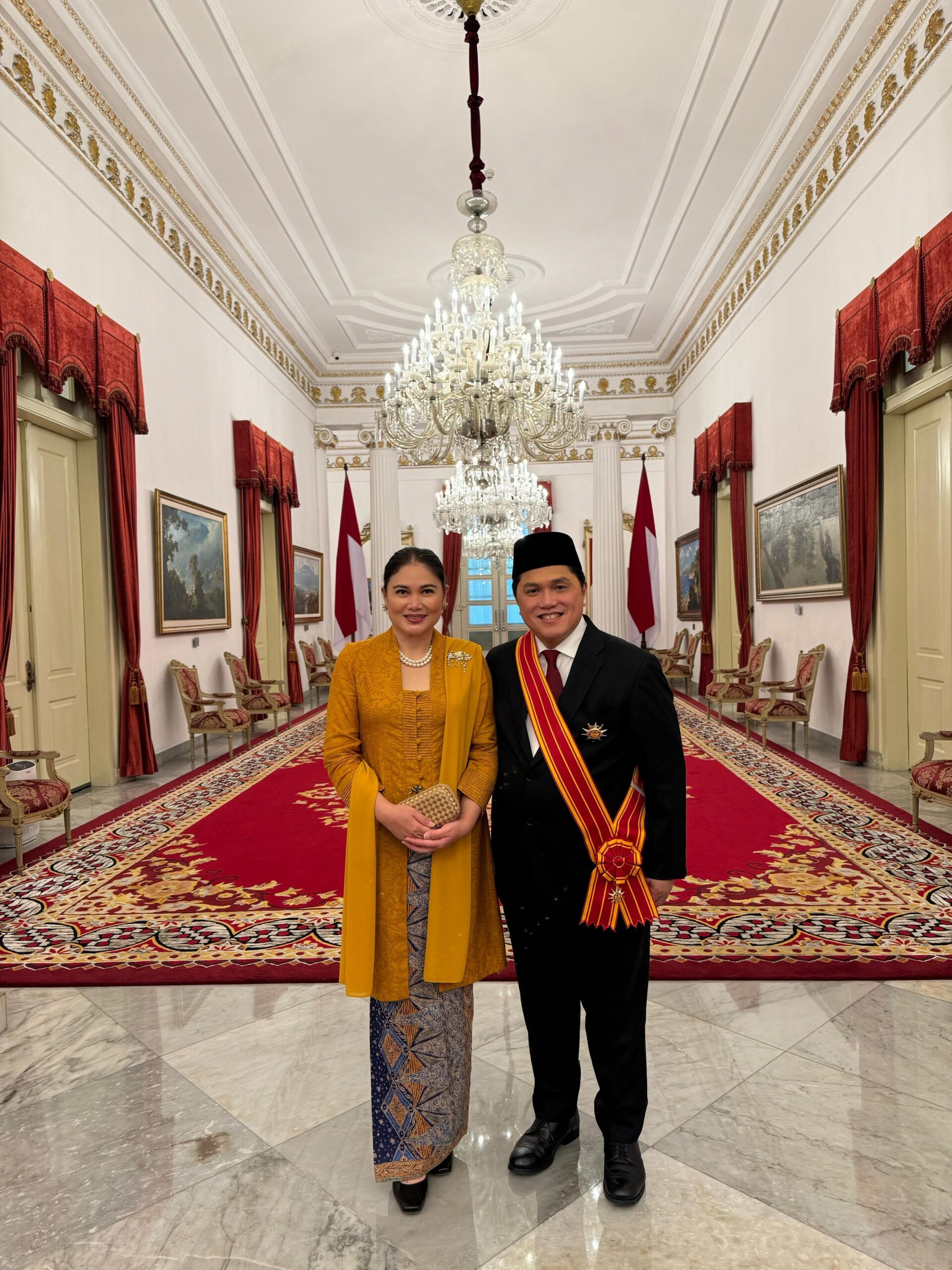 Erick Thohir Menerima Tanda Kehormatan Bintang Mahaputera Adipradana di Istana Negara