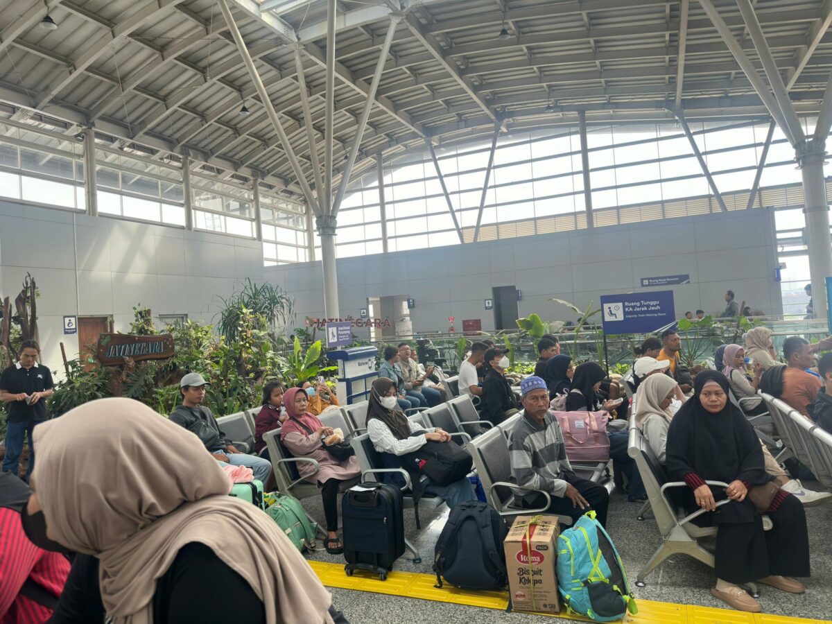 Ada Aksi Damai Dekat Stasiun Gambir, 11 KA Diberhentikan di Stasiun Jatinegara
