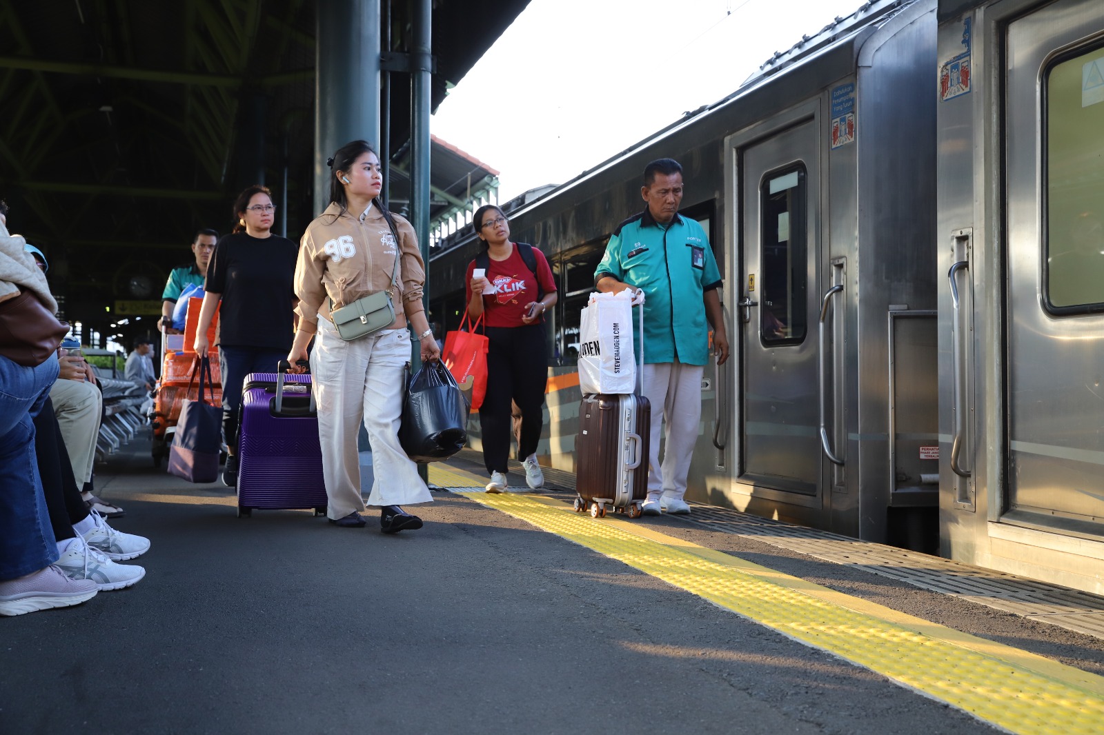 Ada Aksi Bela Palestina, Besok 8 KA Keberangkatan Stasiun Gambir Berhenti di Jatinegara