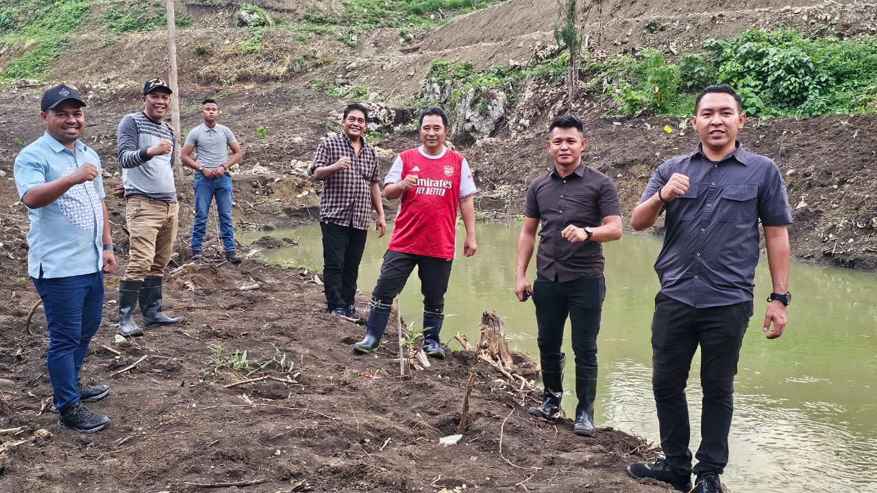 Ditemani Kadis KP dan Karo Umum, Pj Bahtiar Terbar Bibit Kangkung hingga Timun di Area Kolam